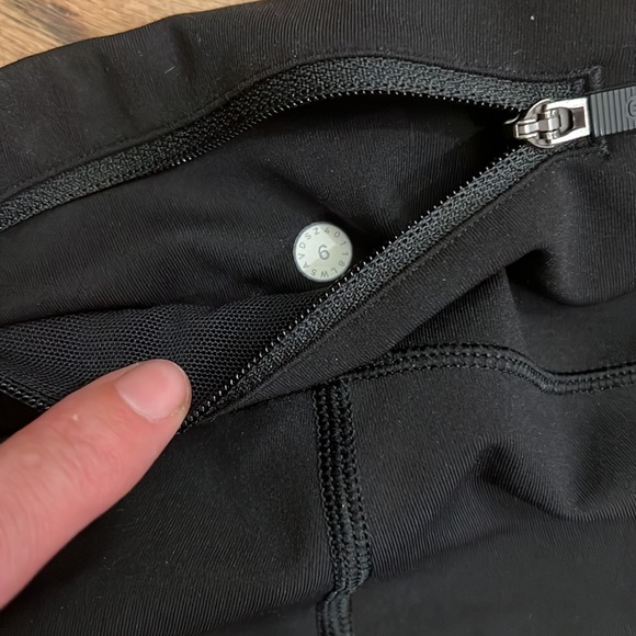 Black lululemon 25 inch leggings with pockets size 6 - Picture 3 of 3